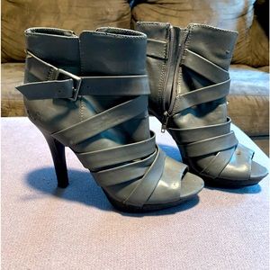 Woman’s size 7 Fioni grey open toe heeled boot